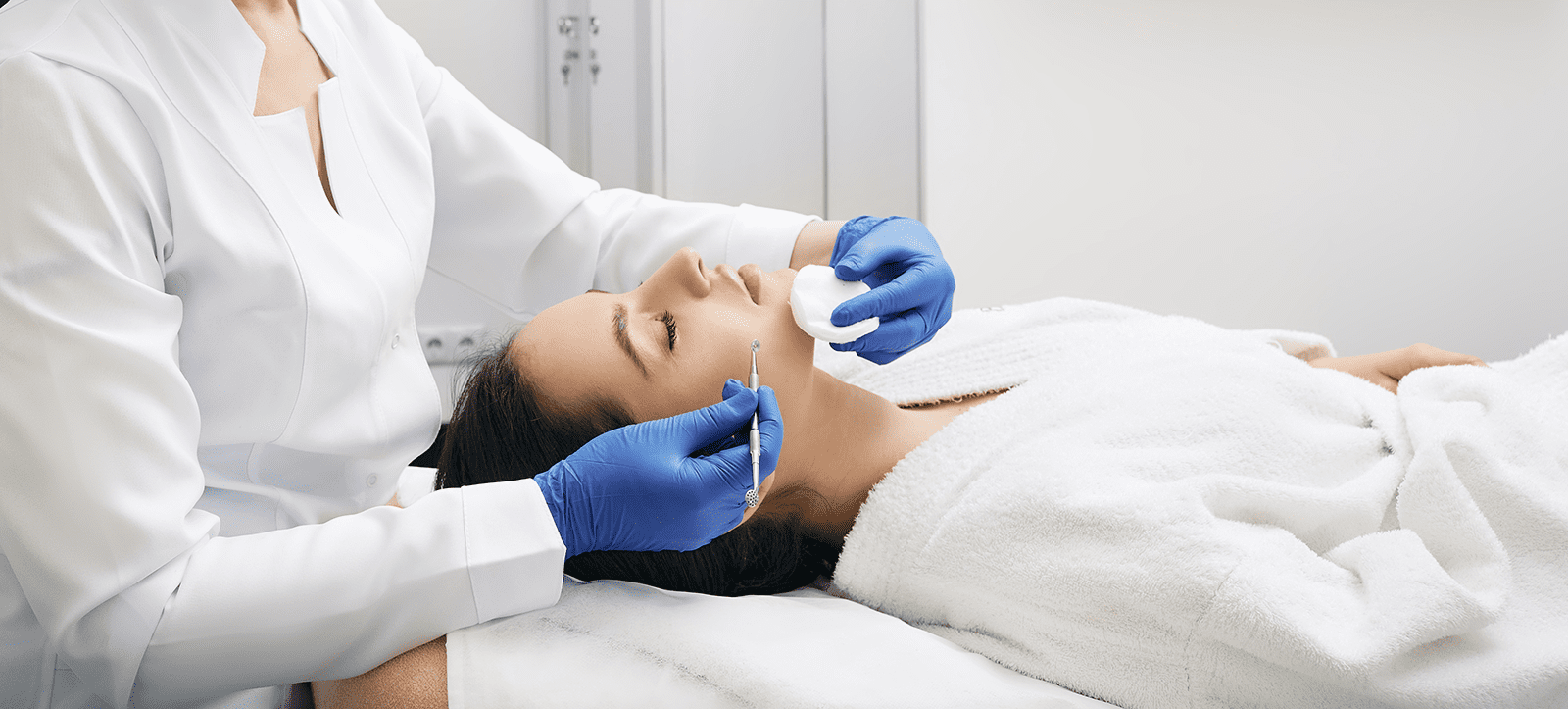 woman receiving a face skin extraction at kontour in london ontario